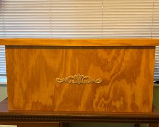 115 FreshCedarLinedBlanketChestKeepsTreasuresProtected