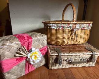 104 WickerPicnicBasketSetwBlanketSuitcaseStyleBasket