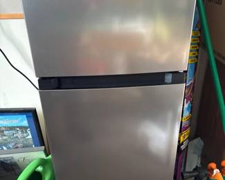 175 MagicChefMiniFridgewFreezerCompactStainlessDormReady