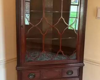 Thomasville Federal Style Mahogany Corner Cabinet Swan Neck Pediment