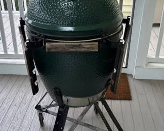004 Big Green Egg Outdoor Grill  Suncast BBQ Cart and Accessories