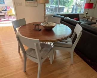 Breakfast table and chairs /can split