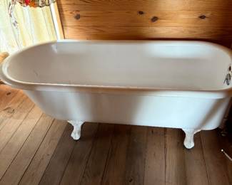 Claw Foot Tub- very good condition