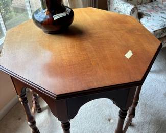 FINE Walnut/ Veneer table