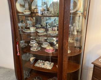 This China cabinet/curio is in wonderful condition with curved glass and five shelves, oak