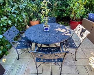 Wrought iron table w 4 chairs 