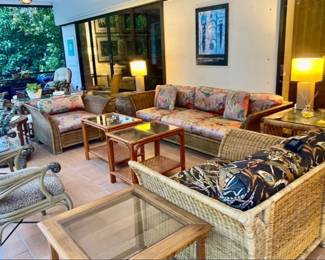 Sofá , chairs , tables 