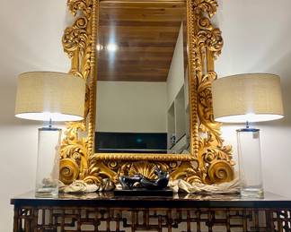 Mirror , lamps and decor 