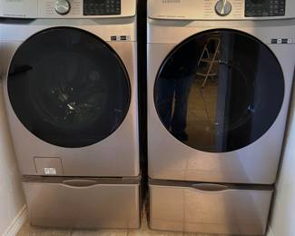 SAMSUNG WASHER/DRYER ON PEDESTALS