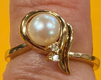 14 karat gold, pearl, and tiny diamonds ring