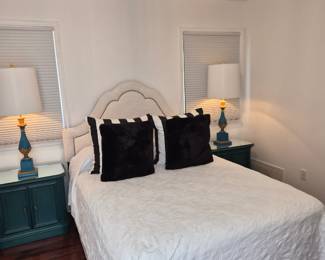 Four hands queen bed