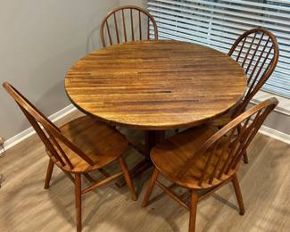 Beautiful Vintage Round Dining Table with 4 chairs.  Excellent condition. Table measures: 42” across x 29” tall.  Must be able to move and load yourself