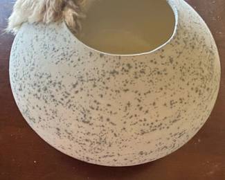 Modern Ceramic Pet Bed with Faux Fur and Obsidian Arrowhead Accent second image