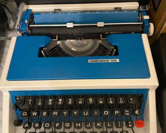 Vintage Underwood 315 typewriter with case