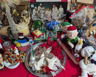 Lots and lots of beautiful Christmas ornaments, fun peanuts animated plush dec