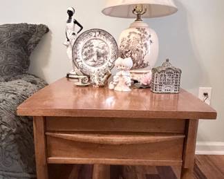 MCM “smile” end table, ceramic lamp and various decor