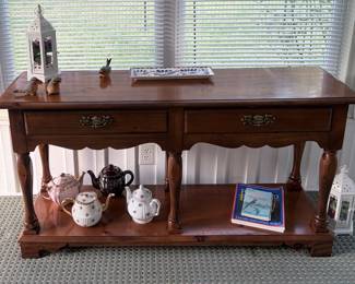 Sofa table with collection of teapots - including Sadler, Arthur Wood, etc