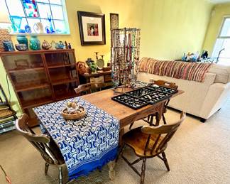 Beautiful antique oak dining table with self storing leaves.