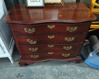 DRESSER / NIGHTSTAND