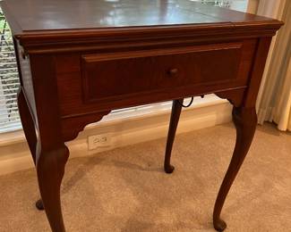 Beautiful Singer No. 40 Queen Anne sewing cabinet with burled walnut accents.  Includes beautiful built in 1948 Singer Mdl 15-90/91 sewing machine