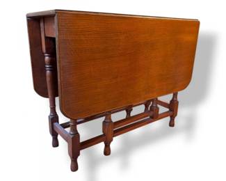 140 AntiqueDropLeafGateLegTablewTurnedLegs