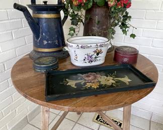 Unique round table, tole tea pots