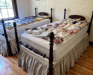 Twin beds w/pineapple finials