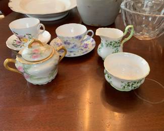 Tea cups and creamers (asst)