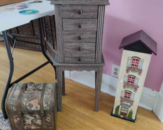 Jewelry box, train case