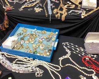 VINTAGE COSTUME PINS