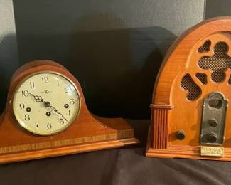 Vintage Howard Miller Wood Mantle Clock Thomas Reproduction Radio Receiver