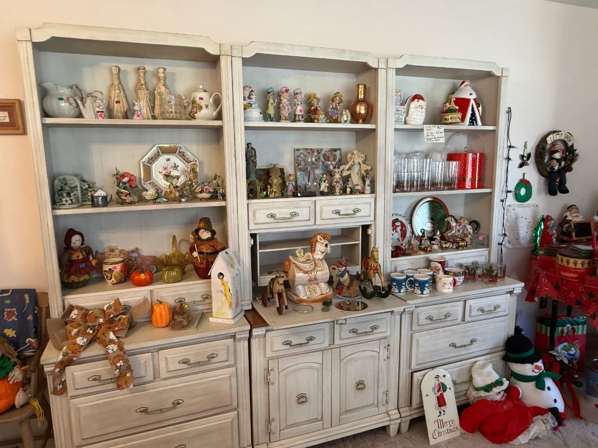 Beautiful collectables, 6 piece wall unit