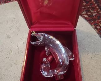 Steuben art glass figurine with 18kt gold fly