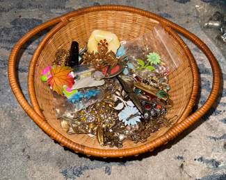 Bakelite/ Vntg pins /brooches