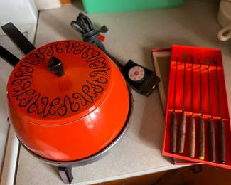 1970's Fondue Pot with 6 Fondue Forks