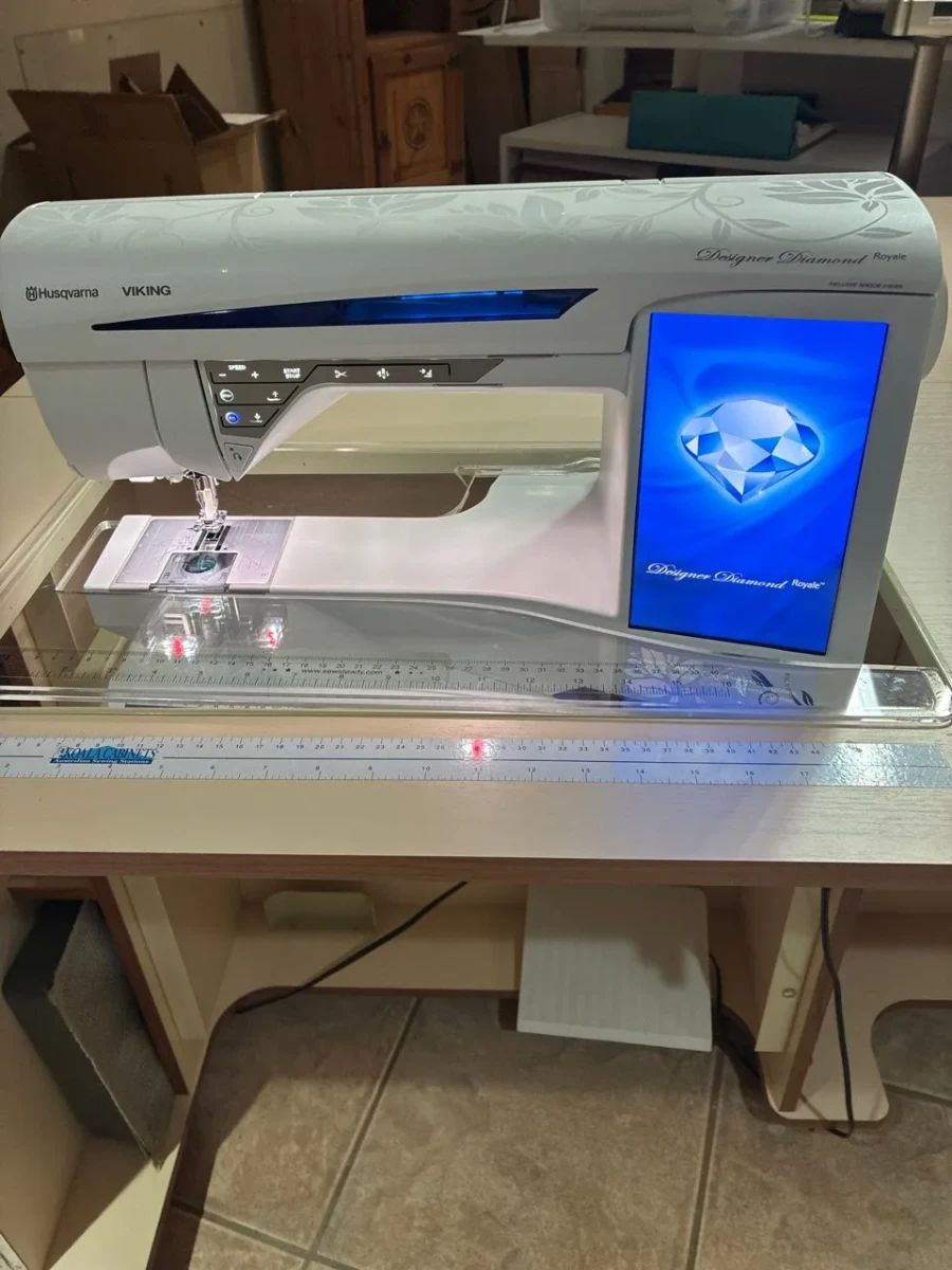 001 Husqvarna Viking Designer Diamond Royale Sewing Machine  Cabinet