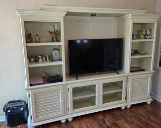 4 pc Entertainment Center - Or?