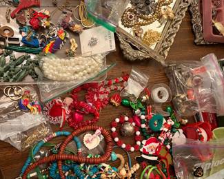 Necklaces/bracelet/earrings