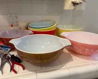 Pyrex brown Early American pattern. Cinderella mixing bowl. Pyrex pink Town and Country pattern series. vintage Pyrex nesting mixing bowls 
