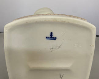 Lot 115: Lladro Clean Up Time Bisque Figurine 1973-1993