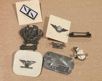 Lot 10: Vietnam-WWII United States Uniform Brass Insignias 