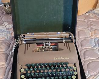 Vintage Smith Carola Typewriter 