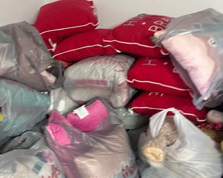 Thousands of Brand New Yarn Skiens & Pillows