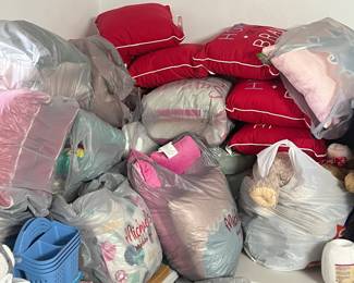 Thousands of Brand New Yarn Skiens
