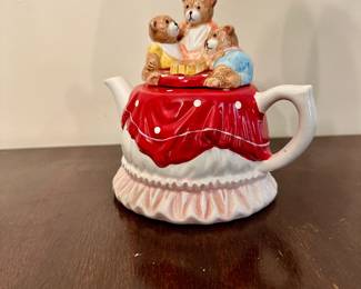 Heritage Mint Ltd three bears tea pot.