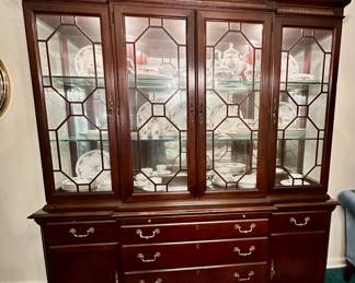 Stanley Stoneleigh Chippendale style breakfront china cabinet.