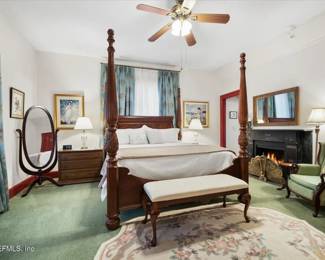 Master bedroom & lounge area 