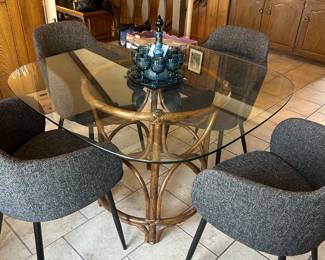 TABLE WITH 4 CHAIRS