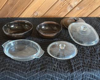 Pyrex bowls and lids 