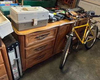 Dresser & bike